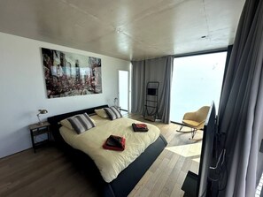 4 slaapkamers, een strijkplank/strijkijzer, reisbedje, gratis wifi