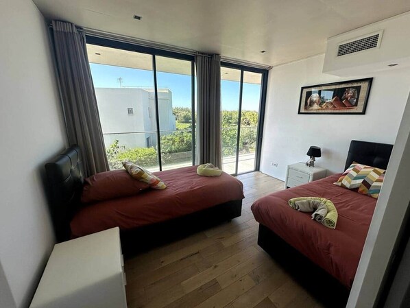 4 chambres, fer et planche à repasser, Wi-Fi gratuit, draps fournis