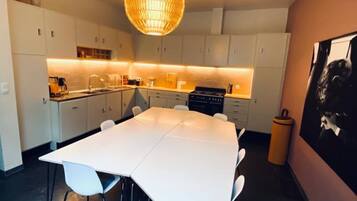 Een microgolfoven, een oven, een vaatwasser