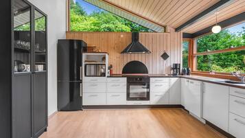 Kjøleskap, mikrobølgeovn, oppvaskmaskin og kjøkkenutstyr