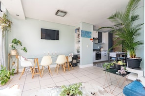Appartement luxueux, balcon, vue sur la montagne | Fer et planche à repasser, accès au Wi-Fi (inclus)