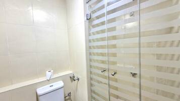 Een haardroger, zeep, toiletpapier