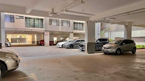 Un estacionamiento de varios niveles con varios coches aparcados.