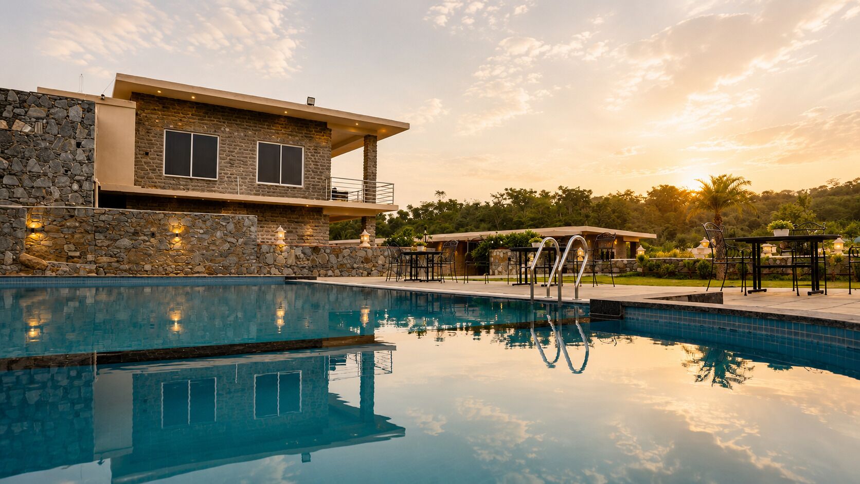 Una casa moderna con fachada de piedra, piscina y mobiliario de exterior.