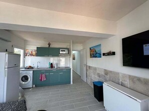 Réfrigérateur, micro-ondes, lave-vaisselle, cafetière/bouilloire