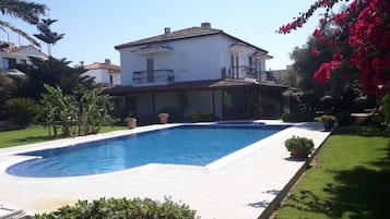 Kolam renang terbuka