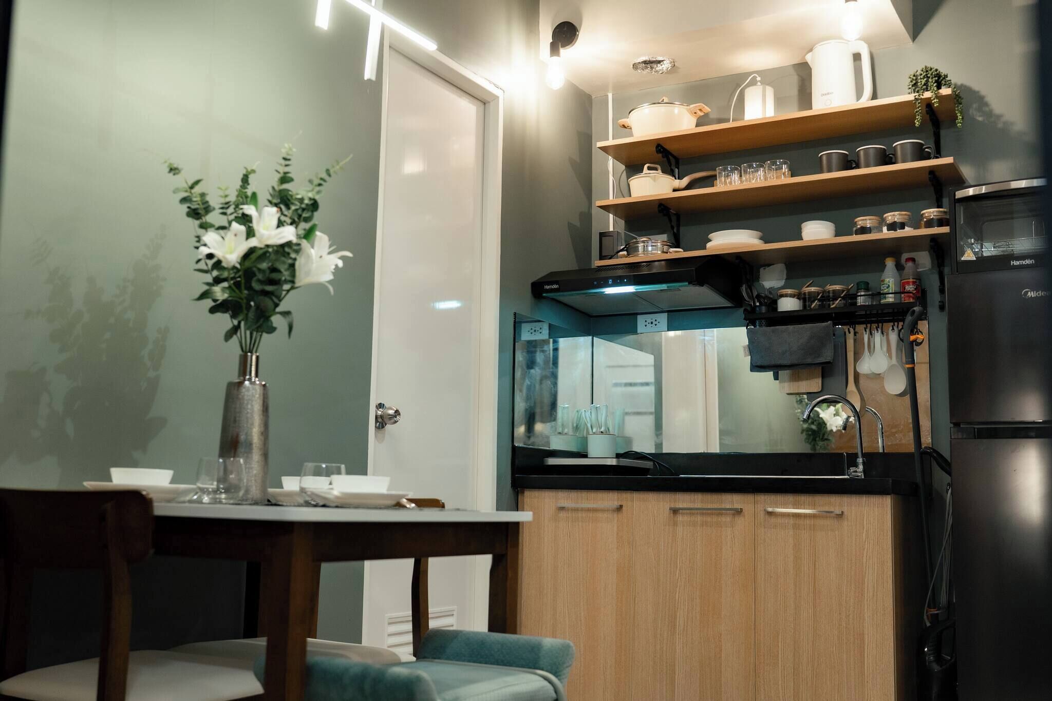 Jääkaappi, mikroaaltouuni, liesi