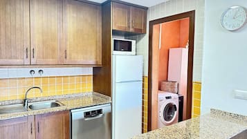 Refrigerador, microondas, horno y parrilla de estufa