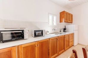Fridge, oven, stovetop, coffee/tea maker