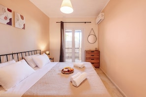 2 bedrooms, iron/ironing board, Internet, bed sheets