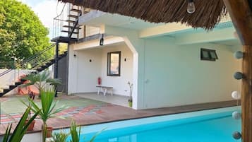 Una piscina cubierta, una piscina al aire libre