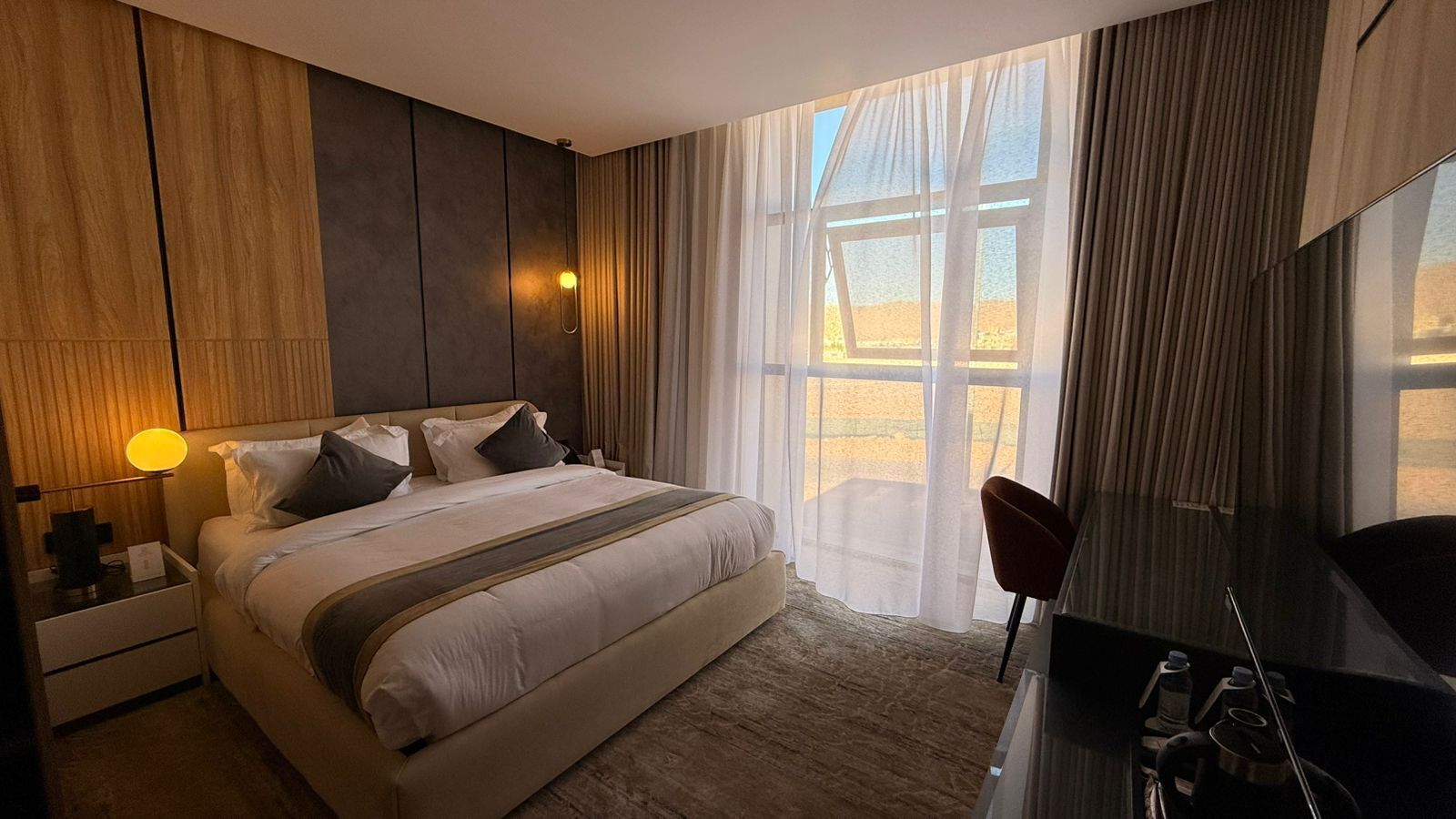 豪華客房, 1 張特大雙人床, 城市景 | 書桌、手提電腦工作空間、隔音、熨斗/熨衫板