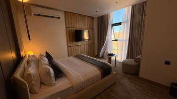 Deluxe Room, 1 King Bed, City View | Desk, laptop workspace, soundproofing, iron/ironing board