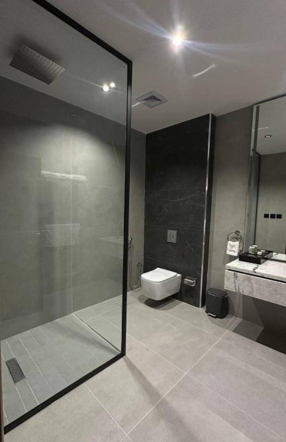 Badewanne und Dusche (separat), Haartrockner, Handtücher, Seife