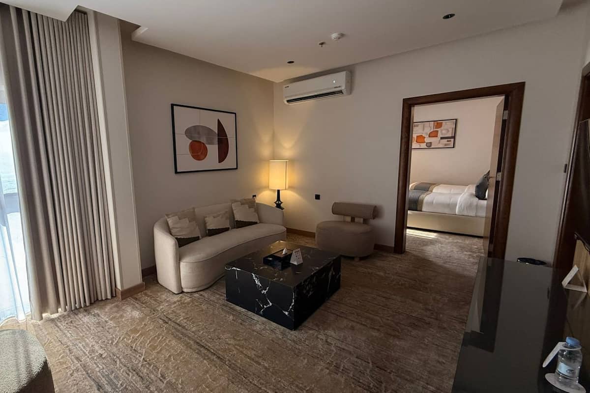 Junior Suite, 2 Twin Beds | Desk, laptop workspace, soundproofing, iron/ironing board