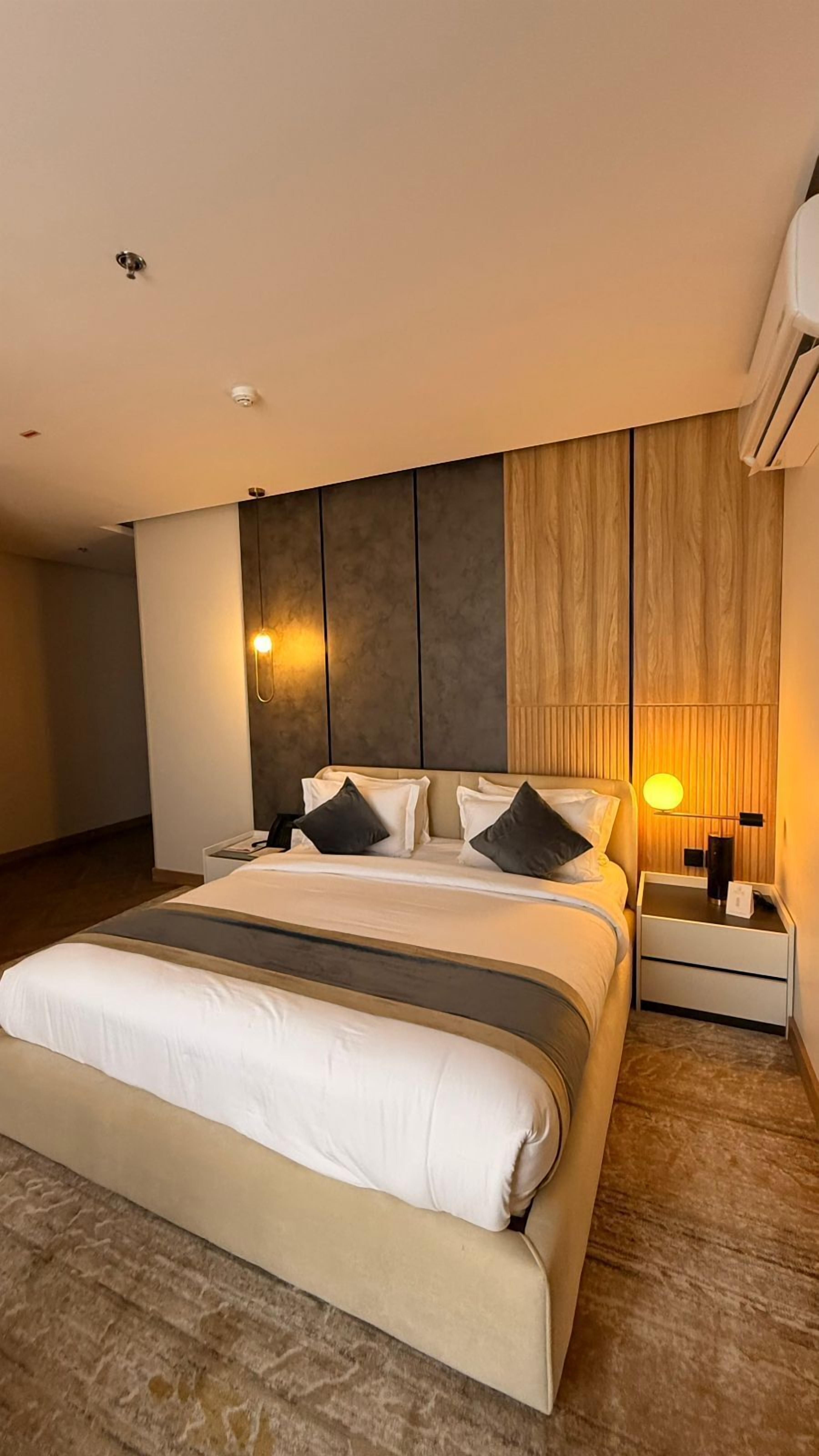 Deluxe Room, 1 King Bed | Desk, laptop workspace, soundproofing, iron/ironing board