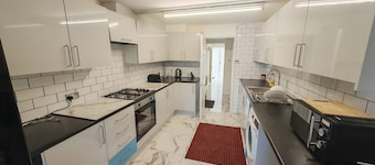 SnoozeDen Chalvey – Free Parking, Near M4 J6