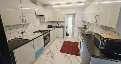 SnoozeDen Chalvey – Free Parking, Near M4 J6