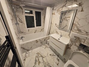 Standard Single Room, 1 Twin Bed (Shared) | Bathroom | Shower, free toiletries, towels, toilet paper