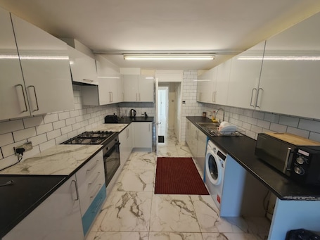 Coffee/tea maker, electric kettle. SnoozeDen Chalvey – Free Parking, Near M4 J6