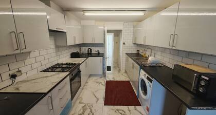 SnoozeDen Chalvey – Free Parking, Near M4 J6