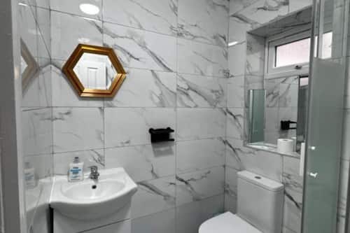 Standard-Dreibettzimmer | Badezimmer | Dusche, kostenlose Toilettenartikel, Handtücher, Toilettenpapier