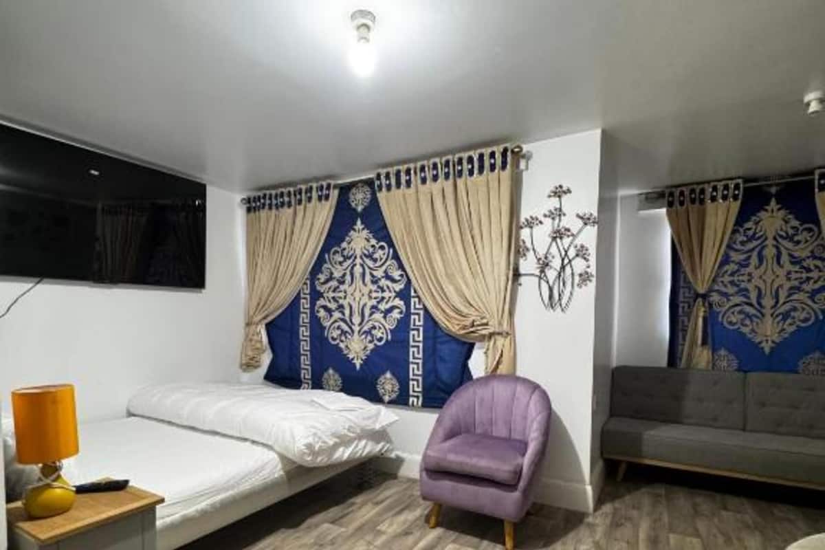 Standaard vierpersoonskamer, 1 tweepersoonsbed met slaapbank | Een strijkplank/strijkijzer, gratis wifi, beddengoed