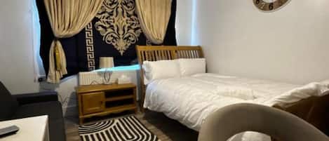 Habitación estándar doble, 1 cama doble | Tabla de planchar con plancha, wifi gratis, ropa de cama