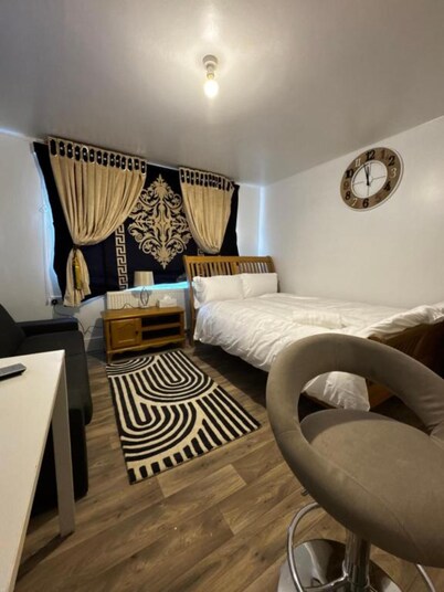 OYO Unique Guestroom - Farnworth, Easy Access to Bolton