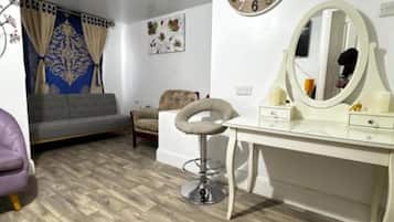 Habitación cuádruple estándar, 1 cama matrimonial y sofá cama | Tabla de planchar con plancha, wifi gratis y ropa de cama