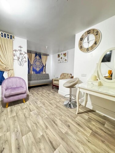 OYO Unique Guestroom - Farnworth, Easy Access to Bolton