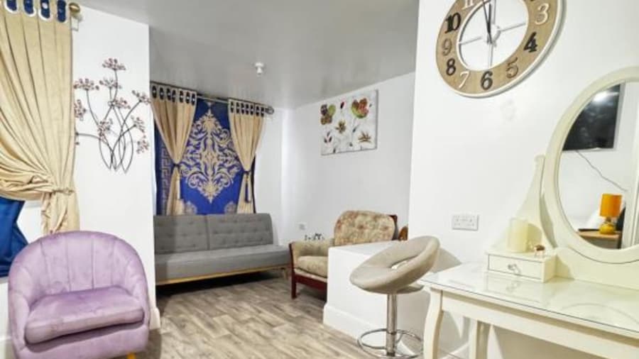 OYO Unique Guestroom - Farnworth, Easy Access to Bolton