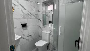 Standard Quadruple Room, 1 Double Bed with Sofa bed | Bathroom | Shower, free toiletries, towels, toilet paper