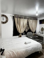 Habitación estándar doble | Tabla de planchar con plancha, wifi gratis, ropa de cama