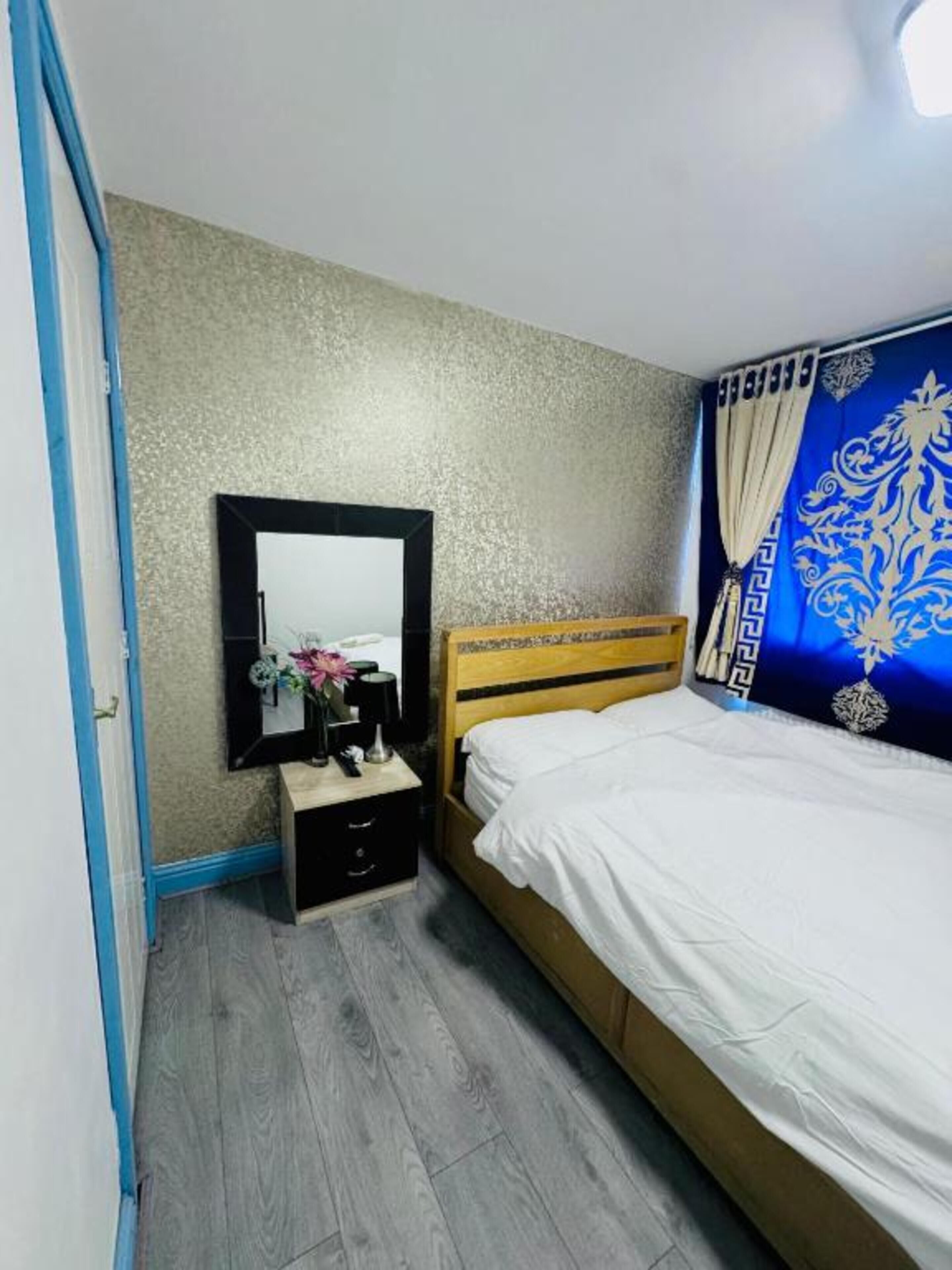 Photo - OYO Unique Private Rooms - Bolton Central, Free Parking