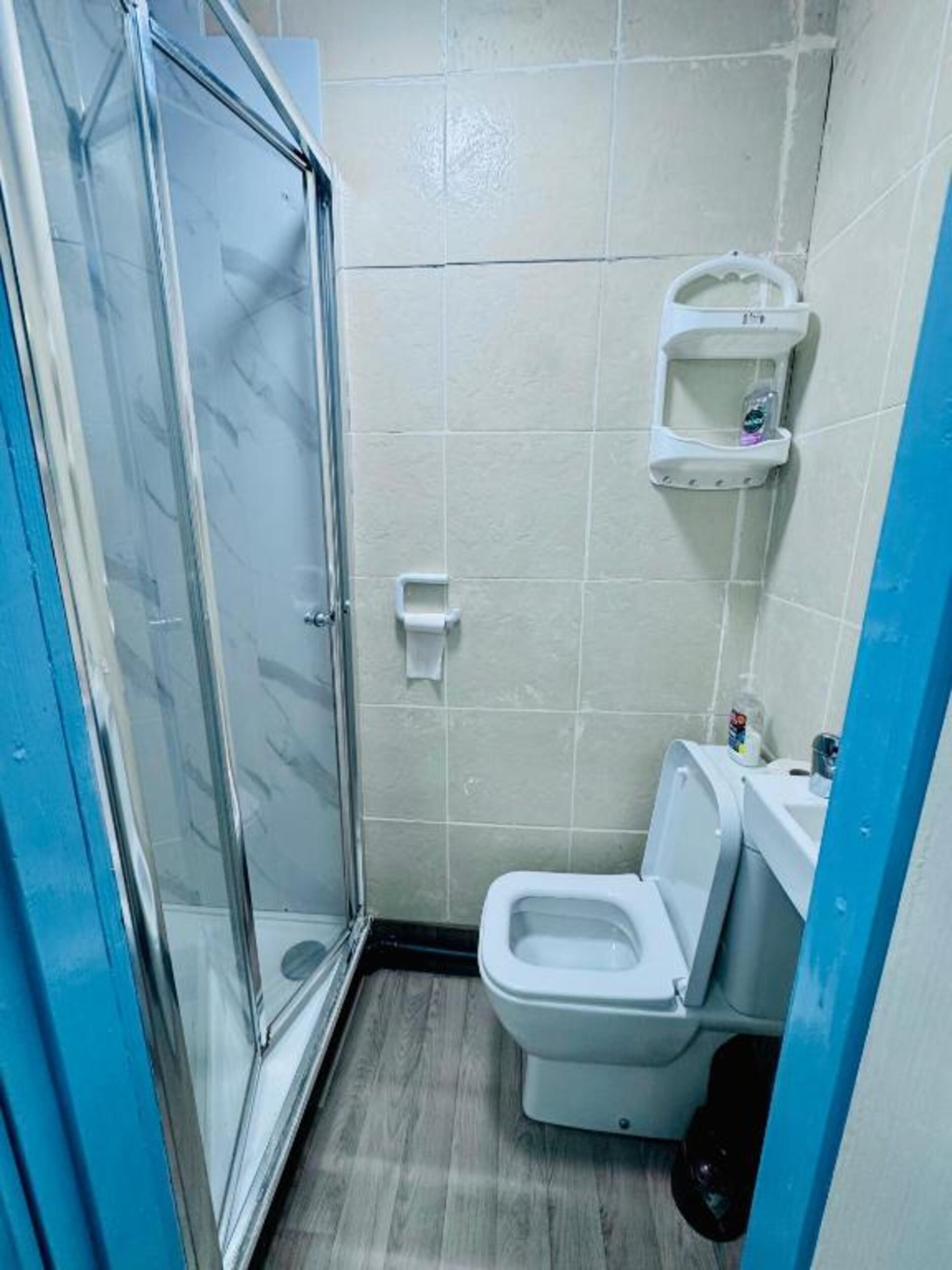 Photo - OYO Unique Private Rooms - Bolton Central, Free Parking