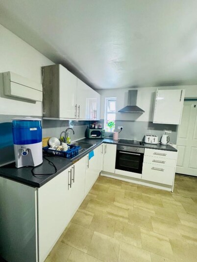 OYO Unique Private Rooms - Bolton Central, Free Parking