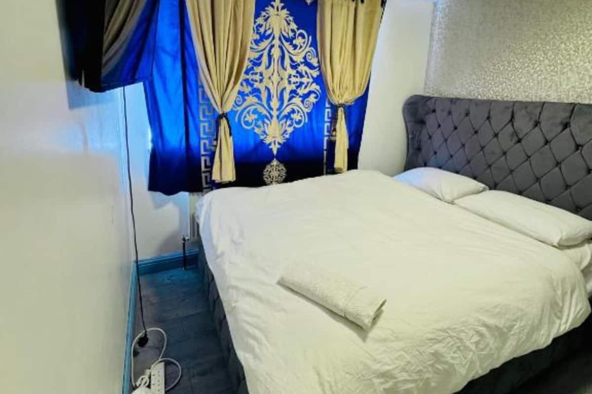 Standard Double Room, 1 Double Bed (Shared) | Desk, iron/ironing board, free WiFi, bed sheets