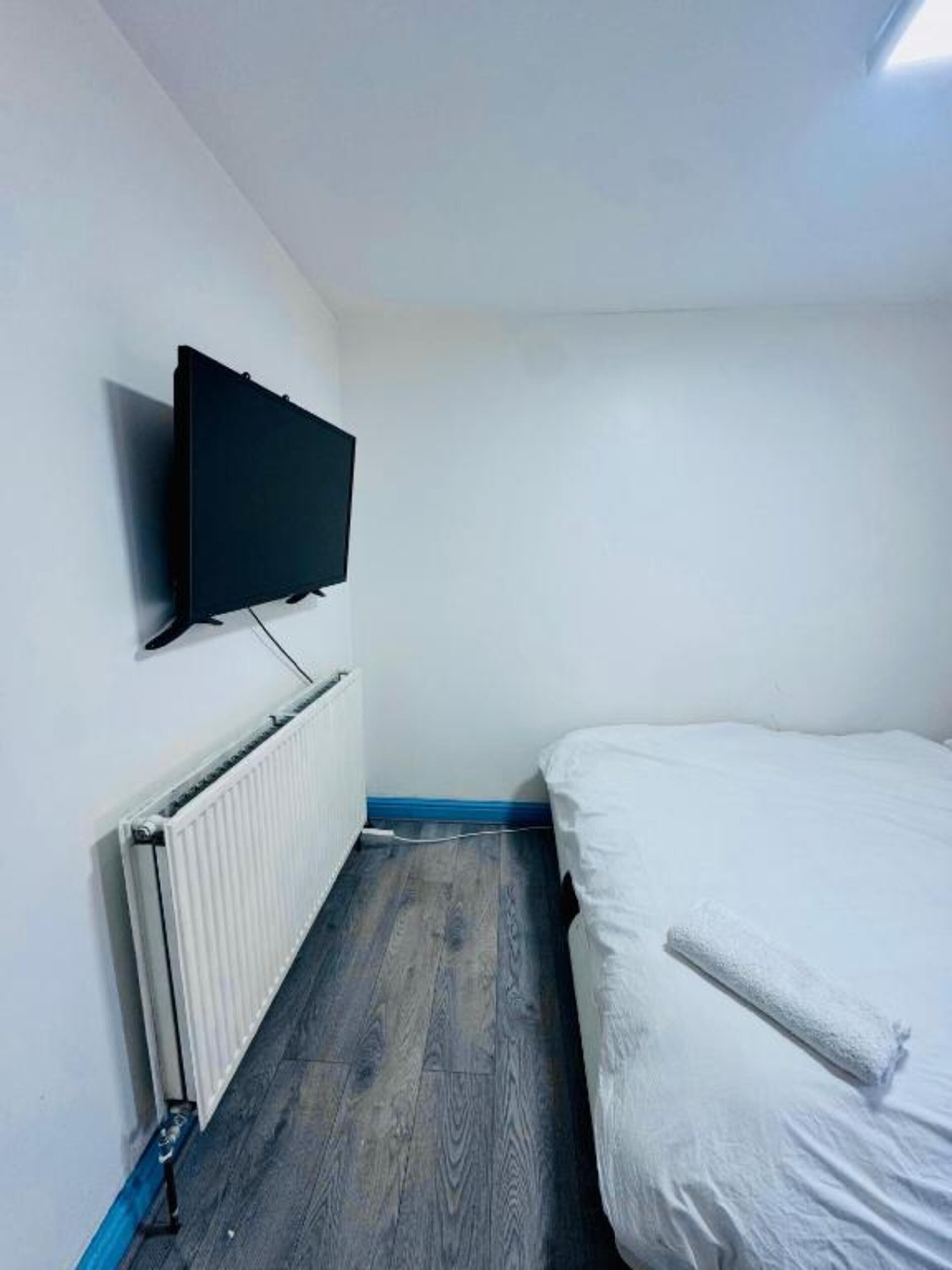 Photo - OYO Unique Private Rooms - Bolton Central, Free Parking