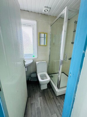 Dobbeltrom – standard, 1 dobbeltseng (Shared) | Bad | Dusj, toalettartikler (inkludert), tøfler og håndklær