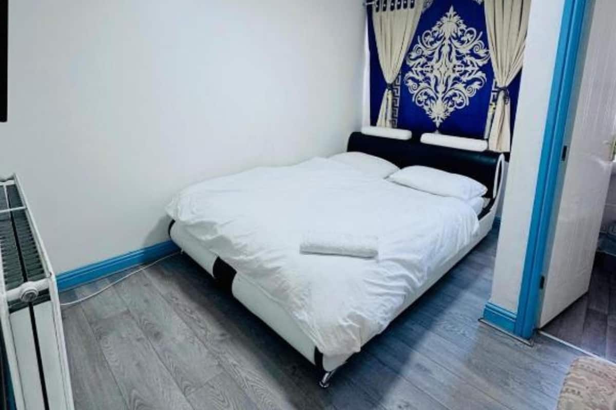 Standard Double Room, 1 Double Bed | Desk, iron/ironing board, free WiFi, bed sheets