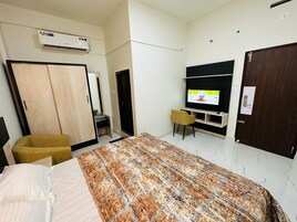Standard Room, Multiple Bedrooms | Premium bedding, pillowtop beds, desk, free WiFi