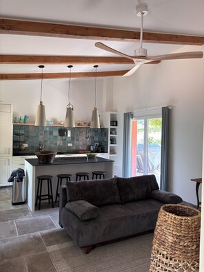 Smart TV, table tennis