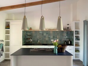 Réfrigérateur, un four, surface de cuisson, lave-vaisselle