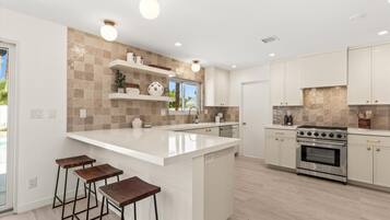 Coffee/tea maker, blender, coffee grinder, cookware/dishes/utensils