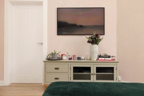 Apartment, City View | Laptop workspace, blackout curtains, free WiFi, bed sheets - Elegant Apartment in the heart of Edinburgh (Edinburgh)