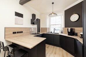 Apartment, City View | Private kitchen | Fridge, oven, stovetop, coffee/tea maker - Elegant Apartment in the heart of Edinburgh (Edinburgh)