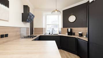 Apartment, City View | Private kitchen | Fridge, oven, stovetop, coffee/tea maker