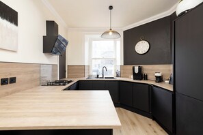 Apartment, City View | Private kitchen