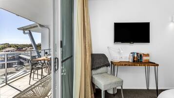 Deluxe Apartment, Pool View | Living room